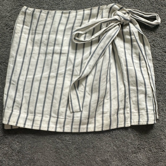 Theory Wrap-Tie Skirt in Split Stripes - Picture 4 of 15